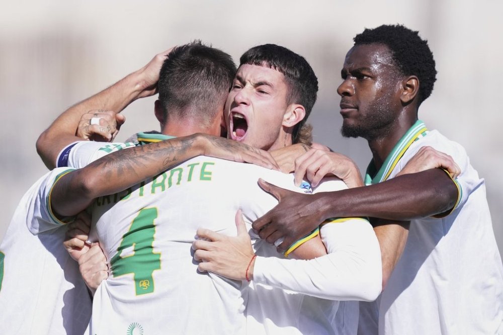Roma's Bryan Cristante, back to camera, celebrates with teammates after scoring their side's second goal during a Serie A soccer match between Fiorentina and Roma at the Artemio Franchi stadium in Florence, Italy, Sunday, Oct. 5, 2025. (Alfredo Falcone/LaPresse via AP)
