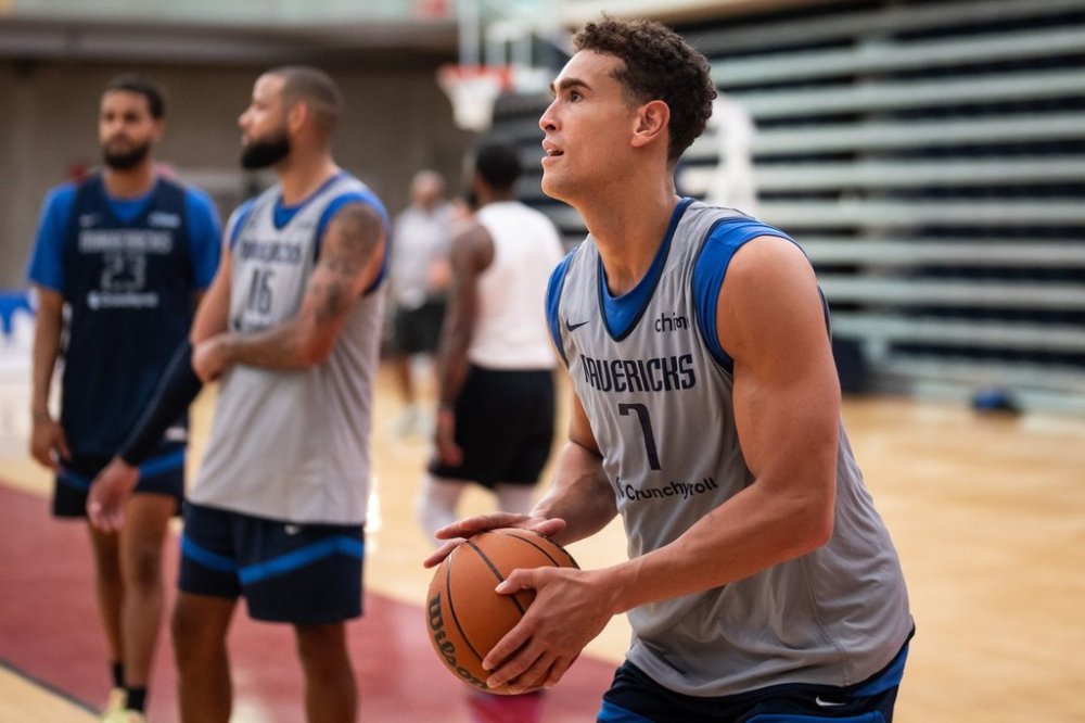 Dallas Mavericks' Dwight Powell shoots during a training camp session at Simon Fraser University in Burnaby, B.C., Tuesday, Sept. 30, 2025. THE CANADIAN PRESS/Ethan Cairns