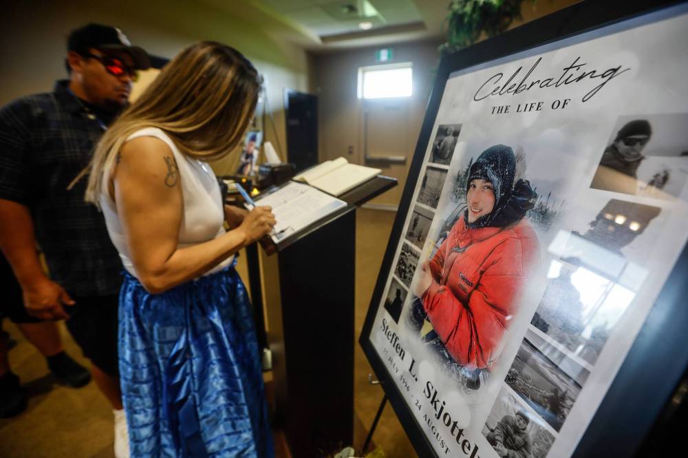 JOHN WOODS / FREE PRESS
Memorial attendees sign the guest book before the start of the service.