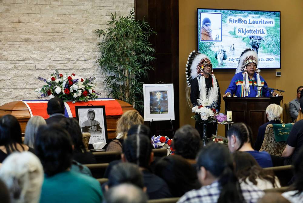 JOHN WOODS / FREE PRESS
Chief Darryl Wastesicott, from York Factory FN, left, and Grand Chief Walter Wastesicott, SKY Nations/Keewatin Tribal Council speak during the service.