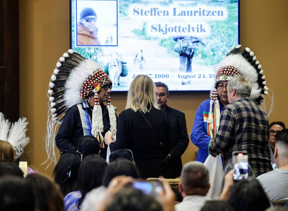JOHN WOODS / FREE PRESS
Chief Darryl Wastesicott, from York Factory FN, left, and Grand Chief Walter Wastesicott, SKY Nations/Keewatin Tribal Council, present a gift to Steffen Skjottelvik’s parents.