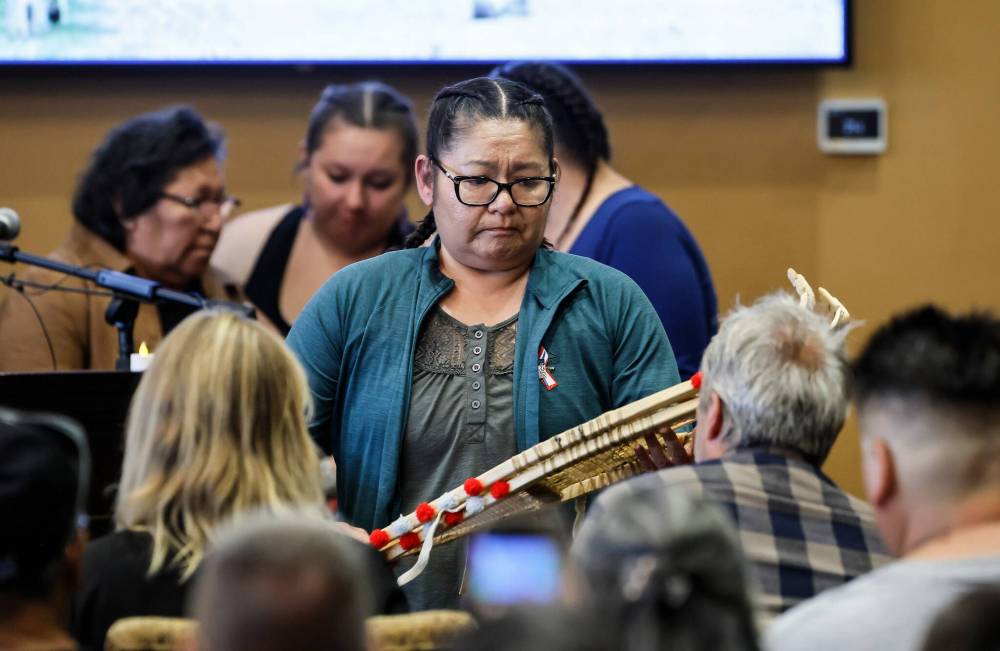 JOHN WOODS / FREE PRESS
Madeline Hunter and her family present snowshoes to Steffen Skjottelvik’s parents.