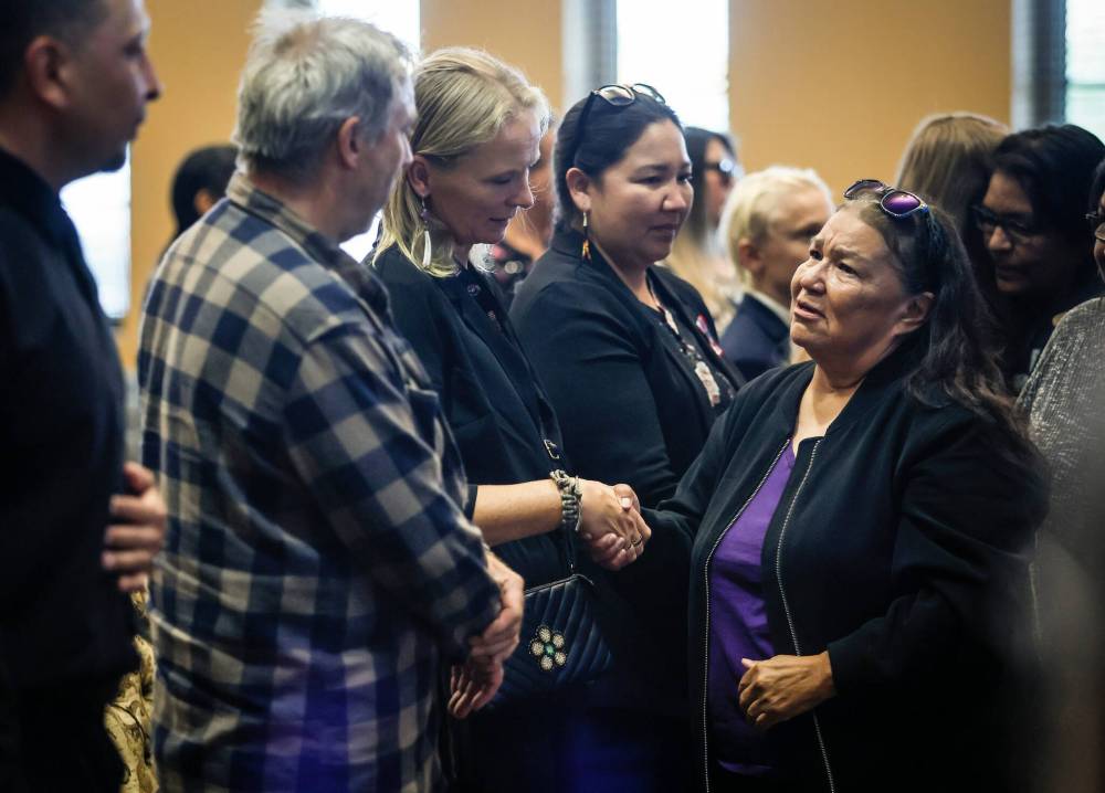 JOHN WOODS / FREE PRESS
Community members pay their respects to Steffen Skjottelvik’s parents.