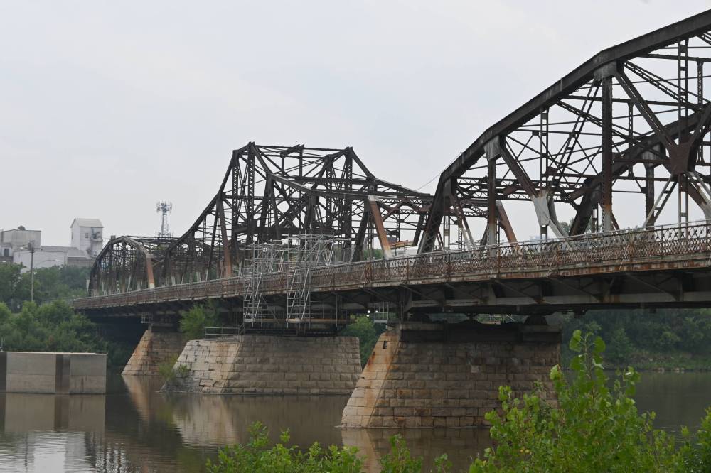 Matthew Frank / FREE PRESS FILES
The recent months-long shutdown of the Louise Bridge has caused renewed calls to replace the 115-year-old structure.