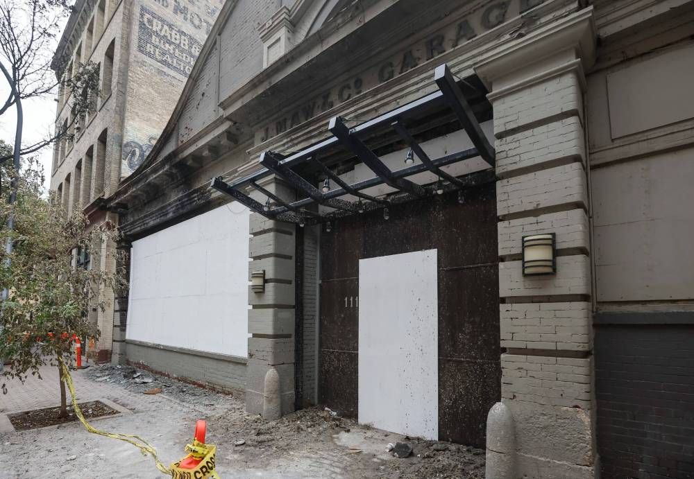 JOHN WOODS / WINNIPEG FREE PRESS
The building at 291 Bannatyne Ave. in the Exchange District burned again Tuesday afternoon, just days after it was damaged in a suspected arson, Friday.