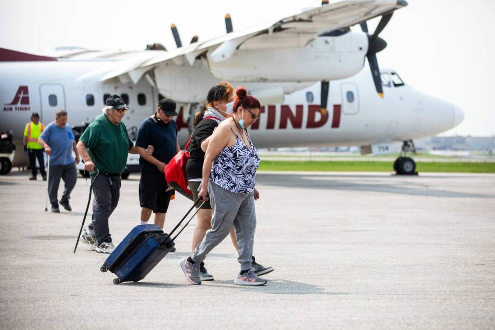 MIKAELA MACKENZIE / FREE PRESS FILES
Evacuees from Mathias Colomb Cree Nation get off of a plane in Winnipeg in May.