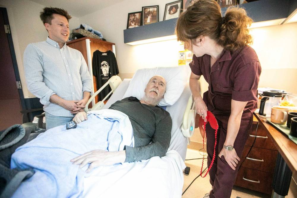 MIKAELA MACKENZIE / FREE PRESS
Randy Jestin (centre), a Misericordia Place resident who offered his wisdom for the new advice hotline, in his room with artists-in-residence Toby Gillies (left) and Natalie Baird.