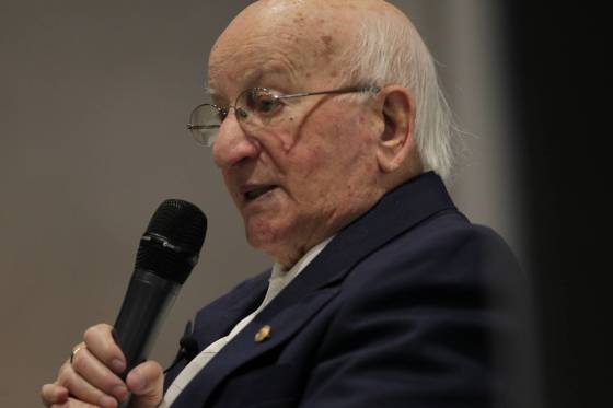 Isaac Gotfried was 90 years old when he met with a group of students from Alberta participating in the Asper Foundation Human Rights and Holocaust Studies Program and visiting the CMHR. (Ruth Bonneville / Free Press files)