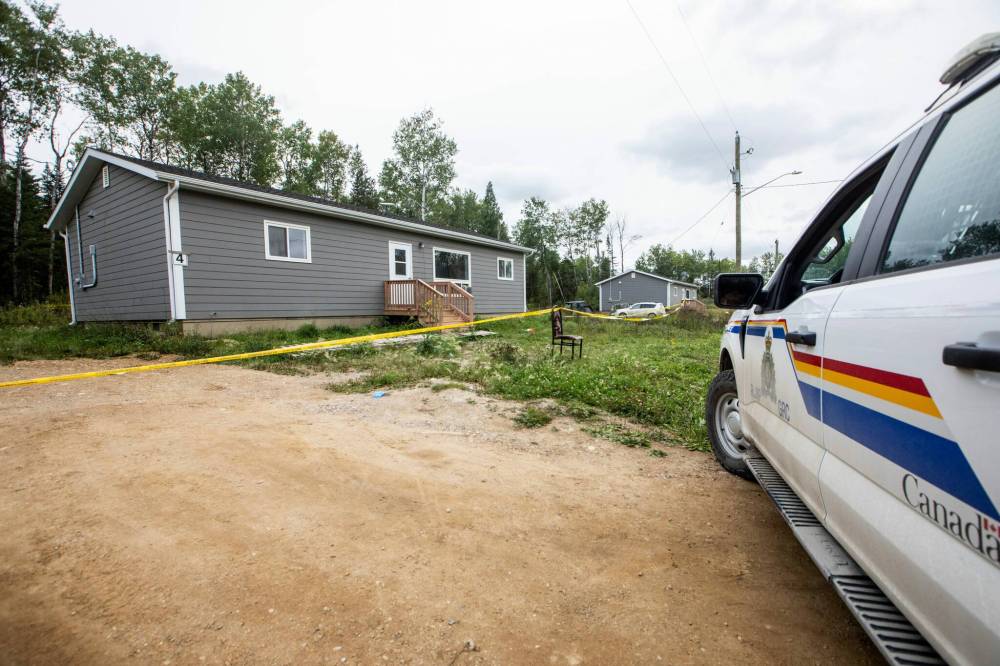 MIKAELA MACKENZIE / FREE PRESS
RCMP investigate the scene on Sibi Drive in Hollow Water First Nation after Thursday’s stabbing rampage.
