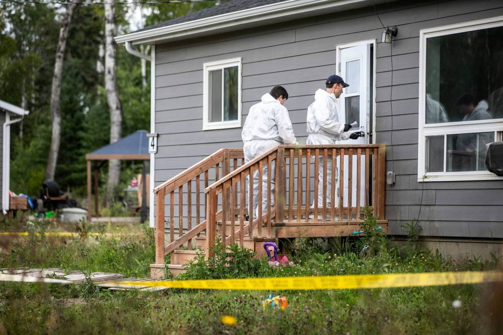 MIKAELA MACKENZIE / FREE PRESS
Police investigate the scene of a stabbing incident on Sibi Drive in Hollow Water First Nation on Thursday.