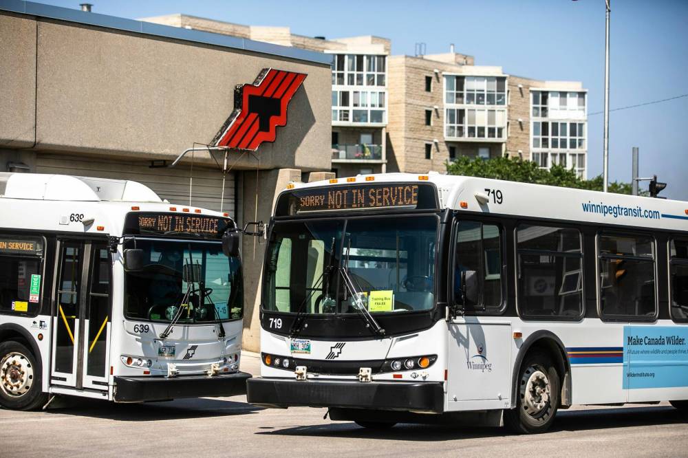 MIKAELA MACKENZIE / FREE PRESS FILES
Community safety officers have been checking Winnipeg Transit fares as part of their daily patrols since late August.