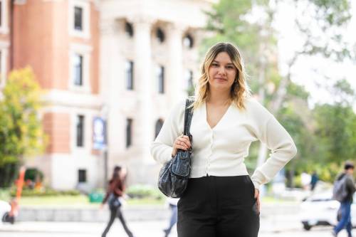 MIKAELA MACKENZIE / FREE PRESS
                                Clara Sydor, psychology major at the U of M, on campus on Monday, Sept. 8, 2025. For arts story. Free Press 2025