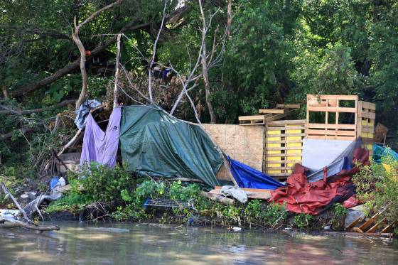A Probe Research poll commissioned by the Free Press shows Winnipeggers have lost faith in all levels of government, law enforcement and frontline agencies when it comes to dealing with the homelessness crisis. (Ruth Bonneville / Free Press)