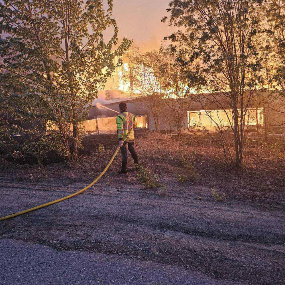 TYLER HUNT PHOTO
An abandoned building on the edge of Lynn Lake burns on June 1, 2025.