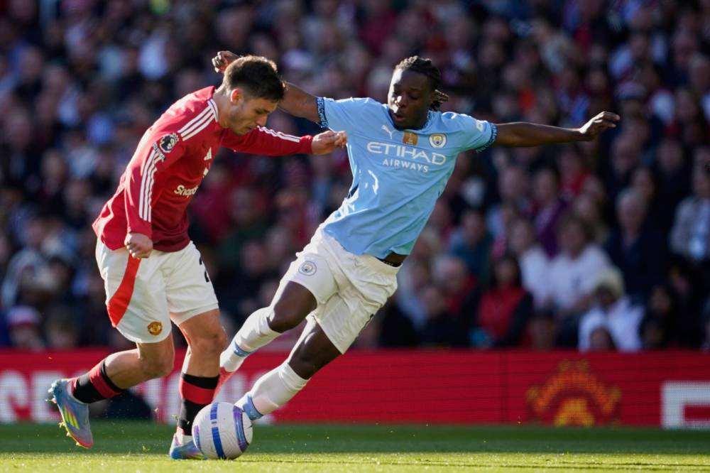 Dave Thompson / THE ASSOCIATED PRESS FILES
Manchester United’s Manuel Ugarte (left) and Manchester City’s Jeremy Doku fight for the ball the last time the two teams met back in April. Sunday’s Derby will be the least competitive in a generation as both Premier clubs are suffering dismal seasons.