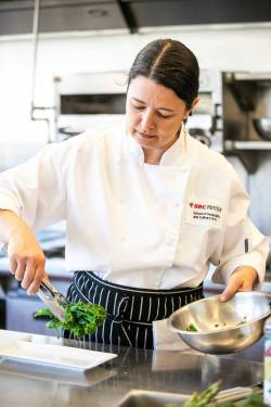 MIKAELA MACKENZIE / FREE PRESS
                                Camille Metcalfe, plating her broccolini, recalls how learning to cook eggplant properly transformed her opinion of the purple vegetable.