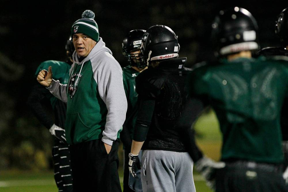 JOHN WOODS / FREE PRESS FILES
Kelsey McKay coaches a Vincent Massey Collegiate football practice in 2015. Pembina Trails knew, or should have known, McKay had a propensity for “deviant behaviours,” the lawsuit claims.