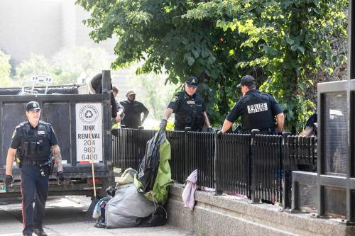 MIKAELA MACKENZIE / FREE PRESS
                                Police dismantle an encampment in Central Park on Tuesday, Sept. 16, 2025. For Erik story. Free Press 2025