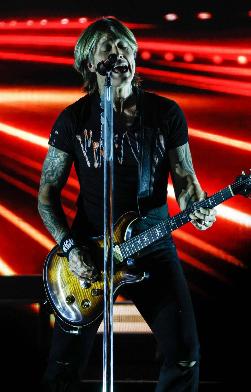 JOHN WOODS / FREE PRESS
Keith Urban performs Tuesday night at Canada Life Centre.
