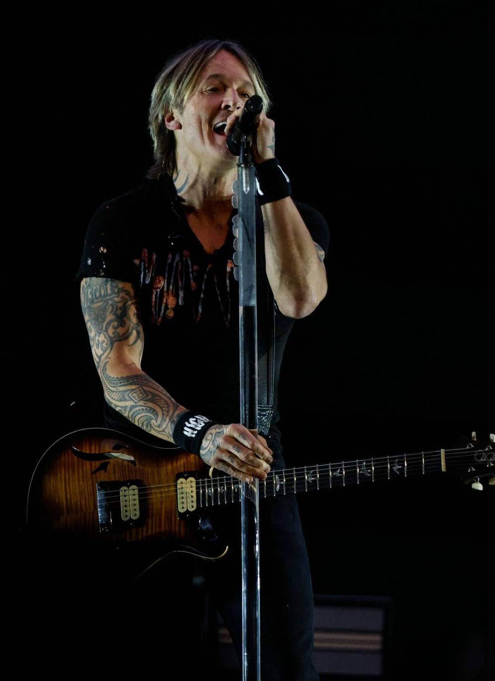 JOHN WOODS / FREE PRESS
Keith Urban performs Tuesday night at Canada Life Centre.