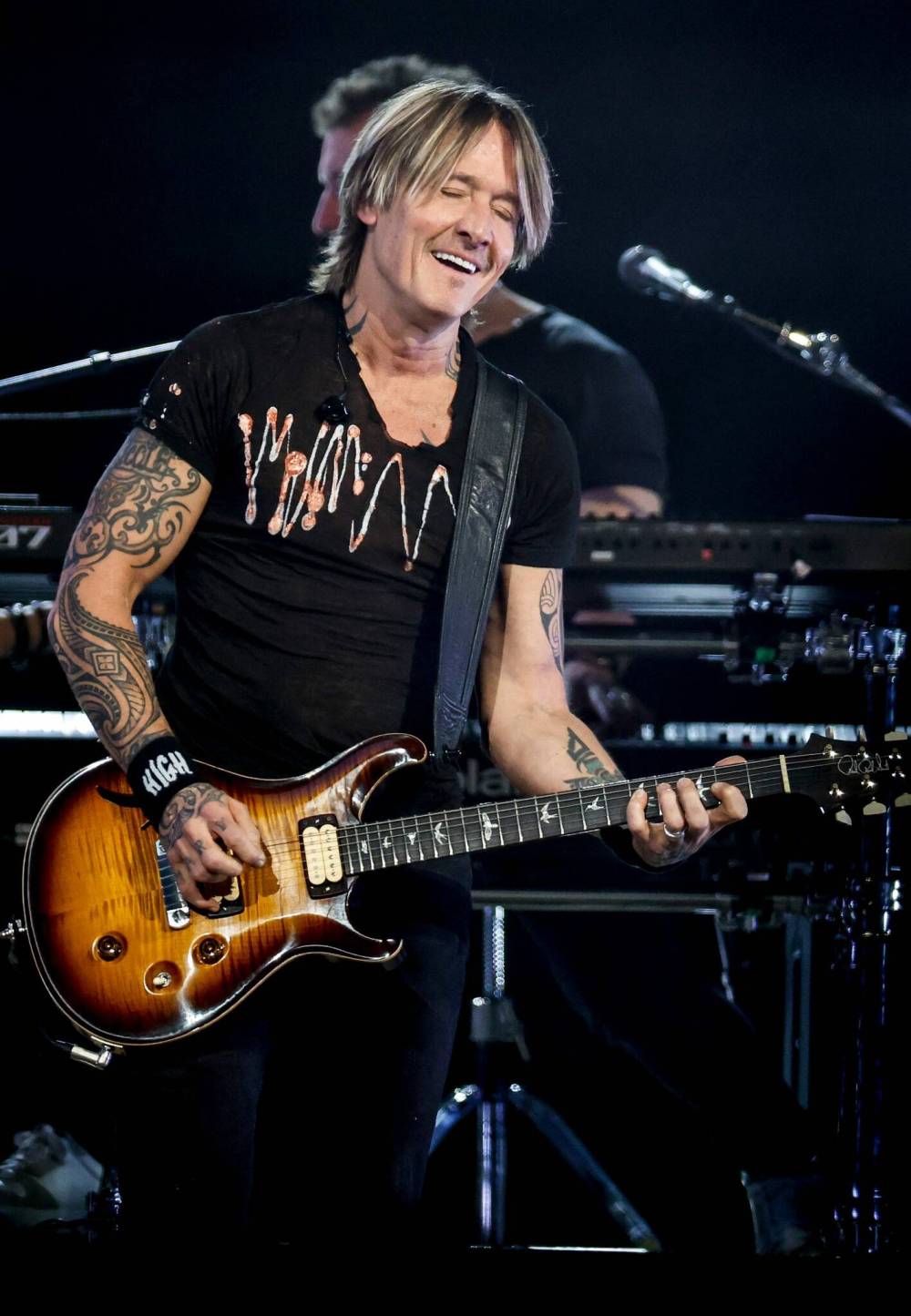 JOHN WOODS / FREE PRESS
Keith Urban performs Tuesday night at Canada Life Centre.