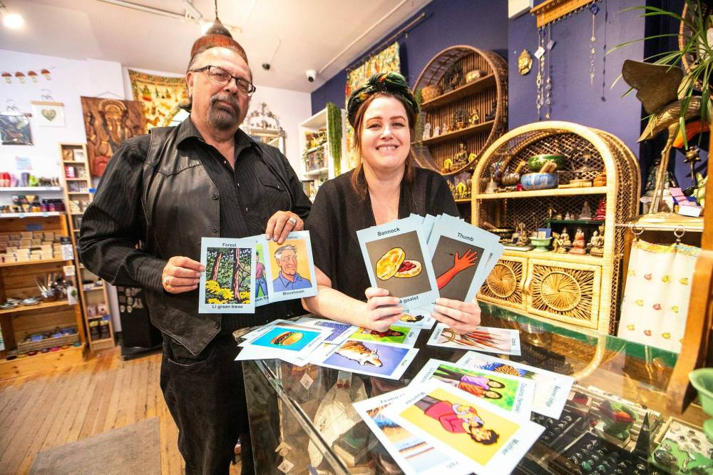 MIKAELA MACKENZIE / FREE PRESS
Grant and Aynsley Anderson, co-creators of savemichif.ca, show off some the Métis language learning project’s physical flash cards at Prairie Sky Books in Winnipeg.