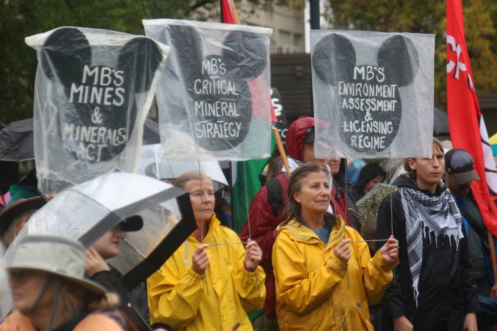 NICOLE BUFFIE / FREE PRESS
Nearly 300 climate protesters showed up to Premier Wab Kinew's constituency office in the rain Saturday afternoon.