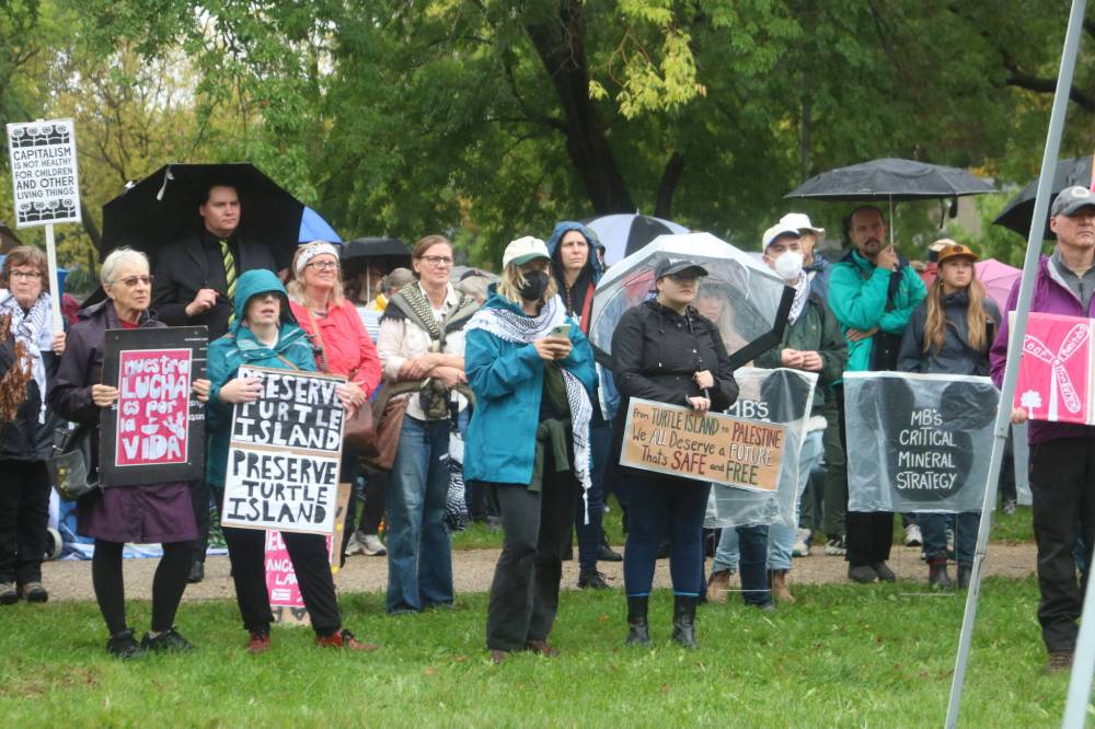 NICOLE BUFFIE / FREE PRESS
Nearly 300 climate protesters showed up to Premier Wab Kinew's constituency office in the rain Saturday afternoon.