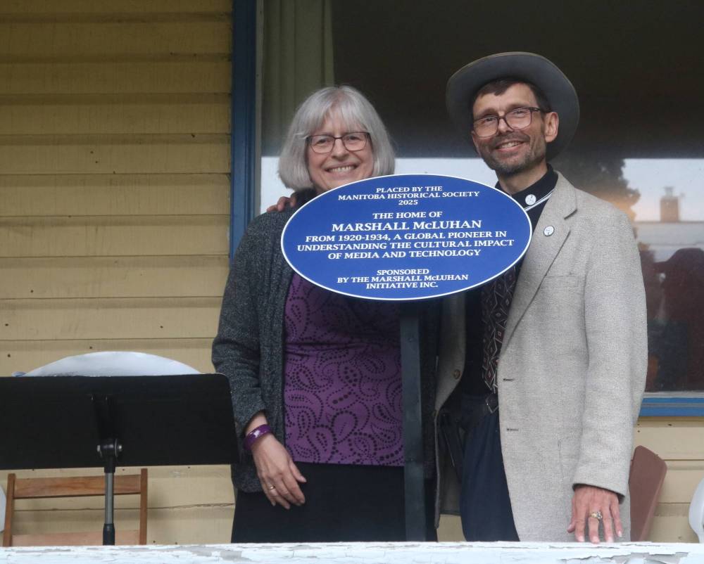 NICOLE BUFFIE / FREE PRESS
Howard Engel (right) and his wife Esther Juce unveiled a Manitoba Historical Society blue plaque at 507 Gertrude St. commemorating the site of where media theorist Marshall McLuhan spent his childhood. They plan to turn the home into a museum and living quarters for a writer-in-residence.