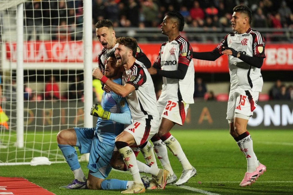 Brazil's Flamengo players celebrate defeating Argentina's Estudiantes de La Plata in a penalty shootout during a Copa Libertadores quarterfinal second leg soccer match in La Plata, Argentina, Thursday, Sept. 25, 2025. (AP Photo/Gustavo Garello)