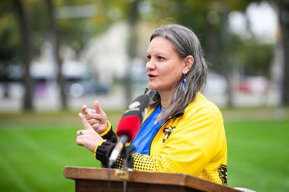 MIKAELA MACKENZIE / FREE PRESS
Shawna Joynt, president of the Manitoba Deaf Association, said it was the first time her association had ever raised the deaf flag.