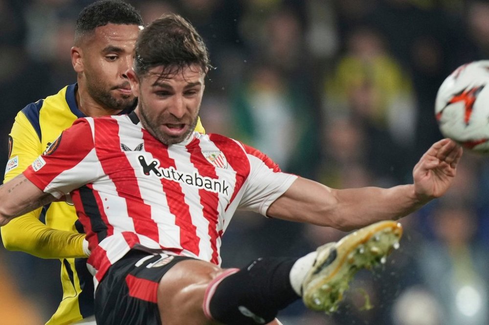 FILE - Athletic Bilbao's Yeray Alvarez, front, kicks the ball during the Europa League opening phase soccer match between Fenerbahce and Athletic Bilbao at Sukru Saracoglu stadium, in Istanbul, Turkey, Dec. 11, 2024. (AP Photo/Francisco Seco, File)