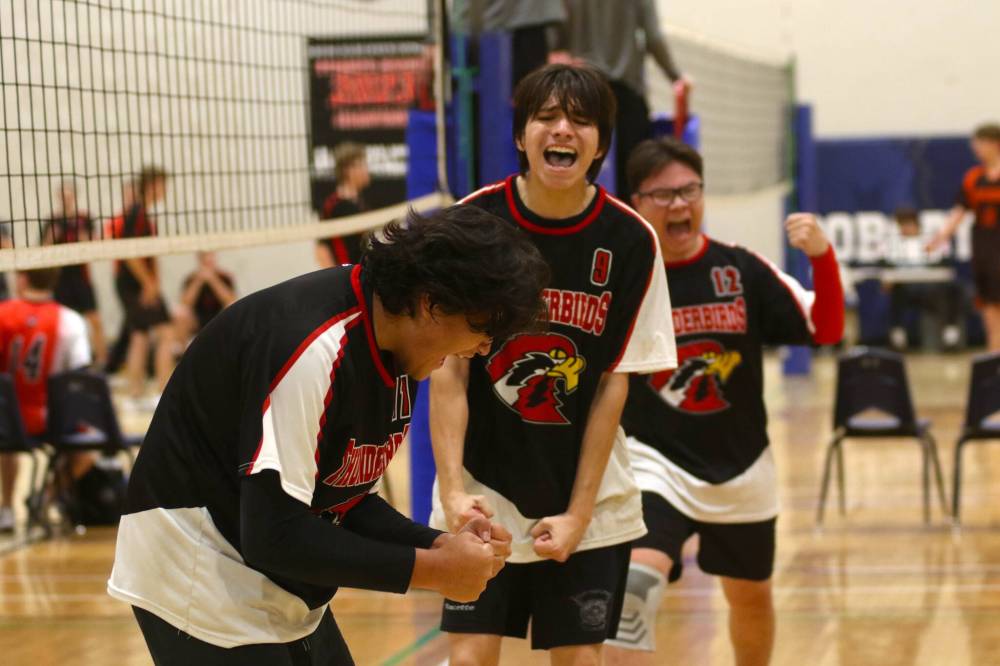 Thomas Friesen / The Brandon Sun
From left: Carson Spence, Leyton Racette and Conner Hunter react to a big point against the Carberry Cougars on Friday.