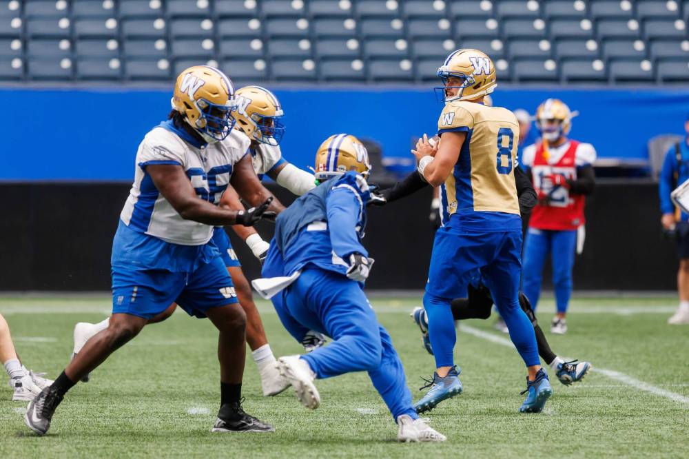 MIKE DEAL / FREE PRESS
Winnipeg Blue Bombers quarterback Zach Collaros (8) is back as the club’s starting pivot after suffering a hit to the head during the Banjo Bowl.