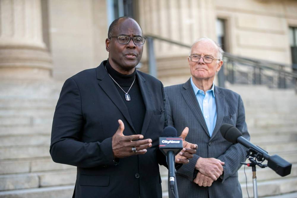 BROOK JONES / FREE PRESS FILES
Former Winnipeg Blue Bombers running back Willard Reaves (left) launched his leadership bid earlier this month at a news conference with former party leader and former River Heights MLA Jon Gerrard.