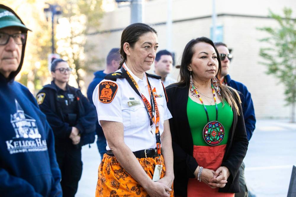 MIKAELA MACKENZIE / FREE PRESS
WPS superintendent Bonnie Emerson (left) and WPS Indigenous relations advisor Sheila North listen during Monday's fire-lighting ceremony.