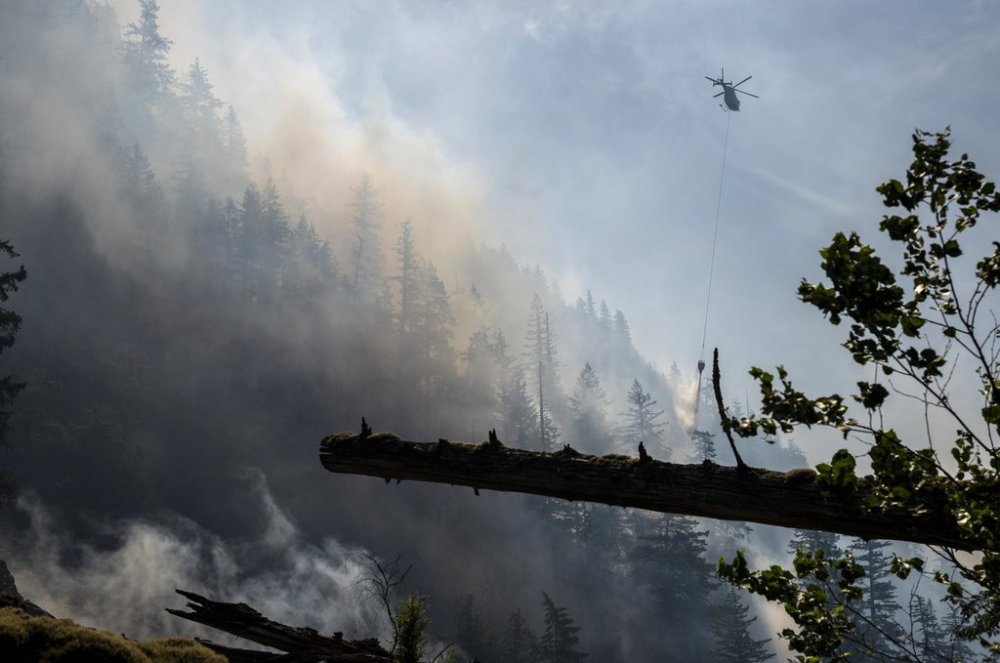 Aerial crew work on the Dryden Creek Wildfire, just north of Squamish, B.C. on Wednesday, June 11, 2025. THE CANADIAN PRESS/ Tijana Martin