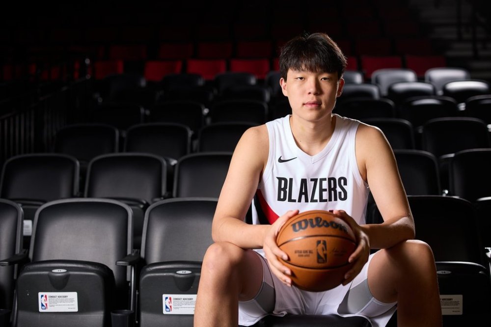 Portland Trail Blazers center Yang Hansen poses for photos during the NBA basketball team's media day in Portland, Ore., Monday, Sept. 29, 2025. (AP Photo/Craig Mitchelldyer)