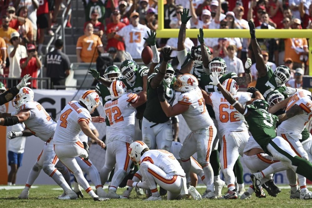 Tampa Bay Buccaneers kicker Chase McLaughlin (4) kicks a field goal during the second half of an NFL football game against the New York Jets Sunday, Sept. 21, 2025, in Tampa, Fla. (AP Photo/Jason Behnken)
