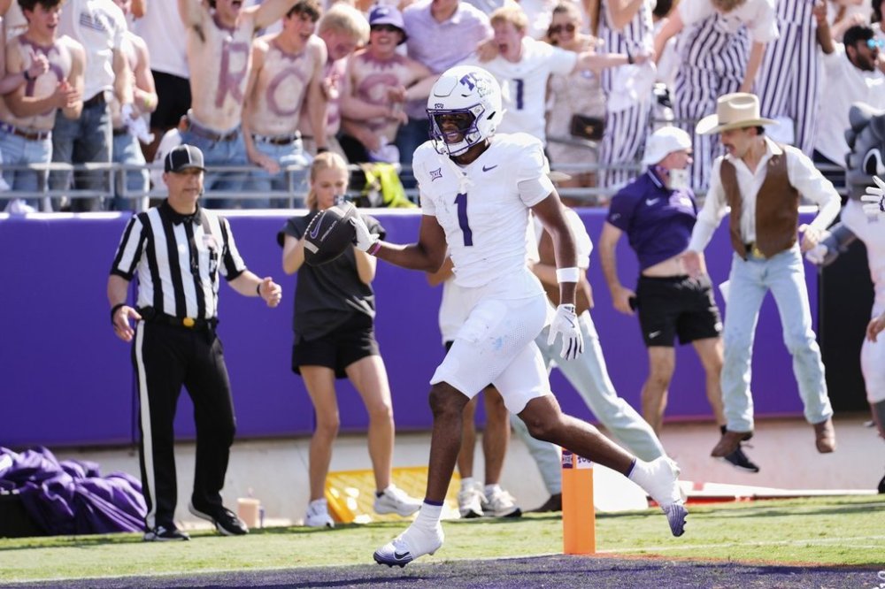 TCU wide receiver Eric McAlister (1) catches a pass for a touchdown in the first half of an NCAA college football game against SMU, Saturday, Sept. 20, 2025, in Fort Worth, Texas. (AP Photo/Tony Gutierrez)