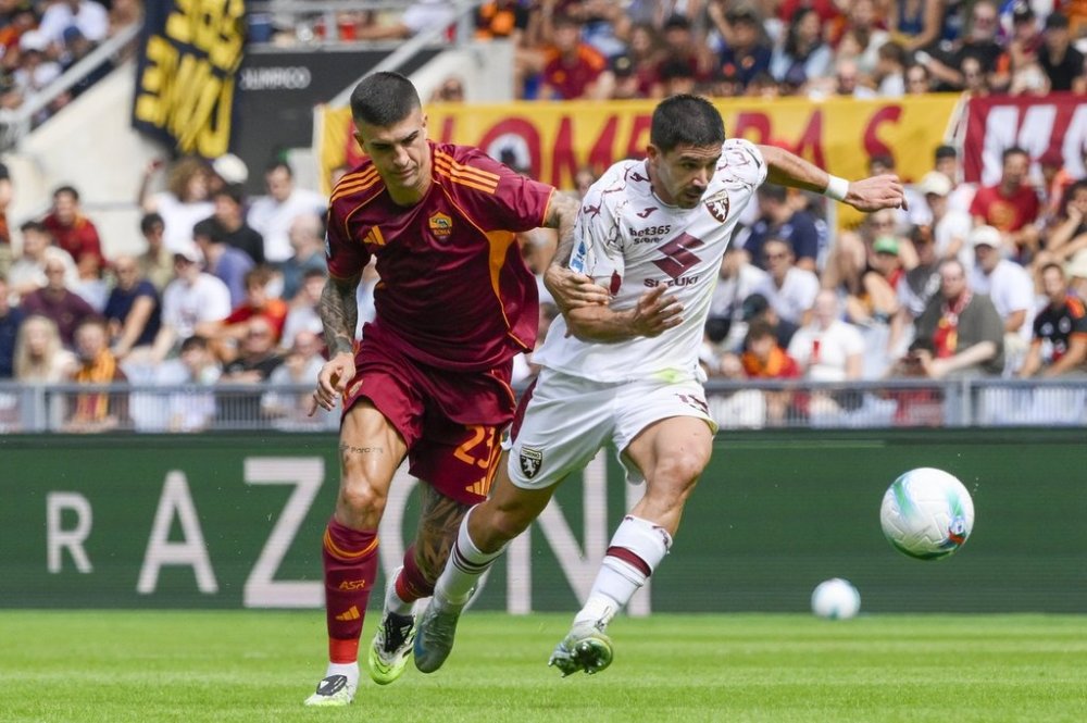 Roma's Gianluca Mancini, left, and Torino's Giovanni Simeone fight for the ball during the Serie A soccer match between AS Roma and Torino FC at the Rome's Olympic stadium, Italy, Sunday Sept. 14, 2025. (Fabrizio Corradetti/LaPresse via AP)