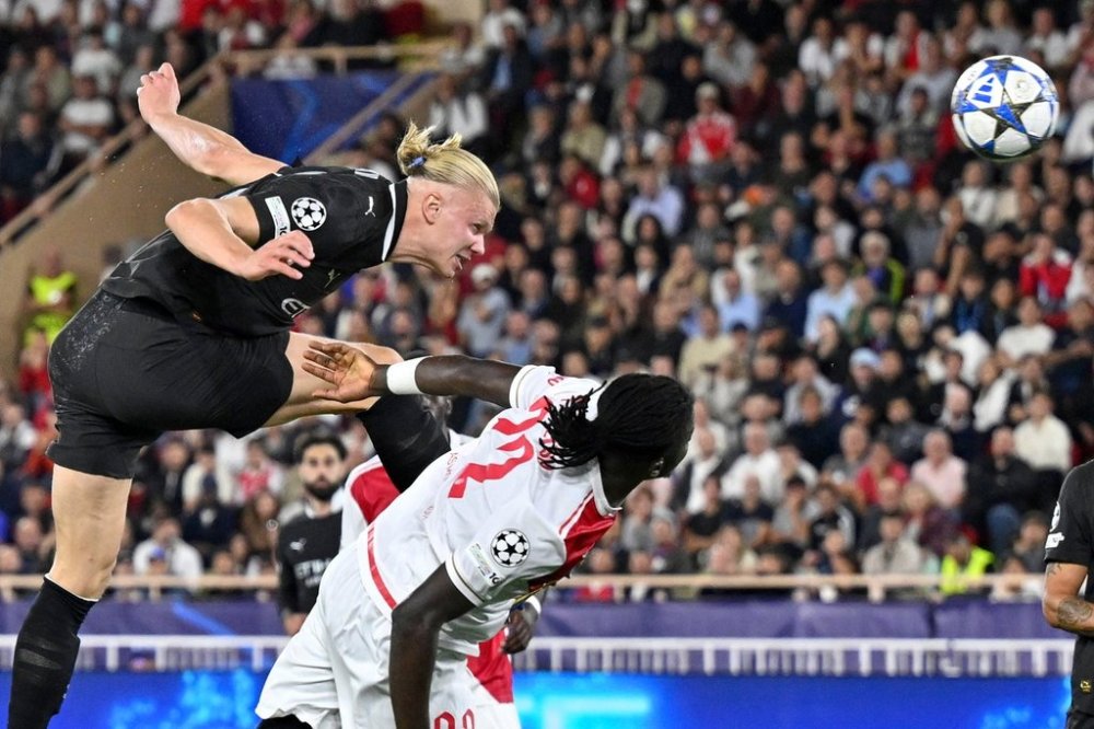 Manchester City's Erling Haaland, top, scores his side's second goal during the Champions League opening phase soccer match between Monaco and Manchester City at the Louis II stadium in Monaco, Wednesday, Oct. 1, 2025. (AP Photo/Philippe Magoni)