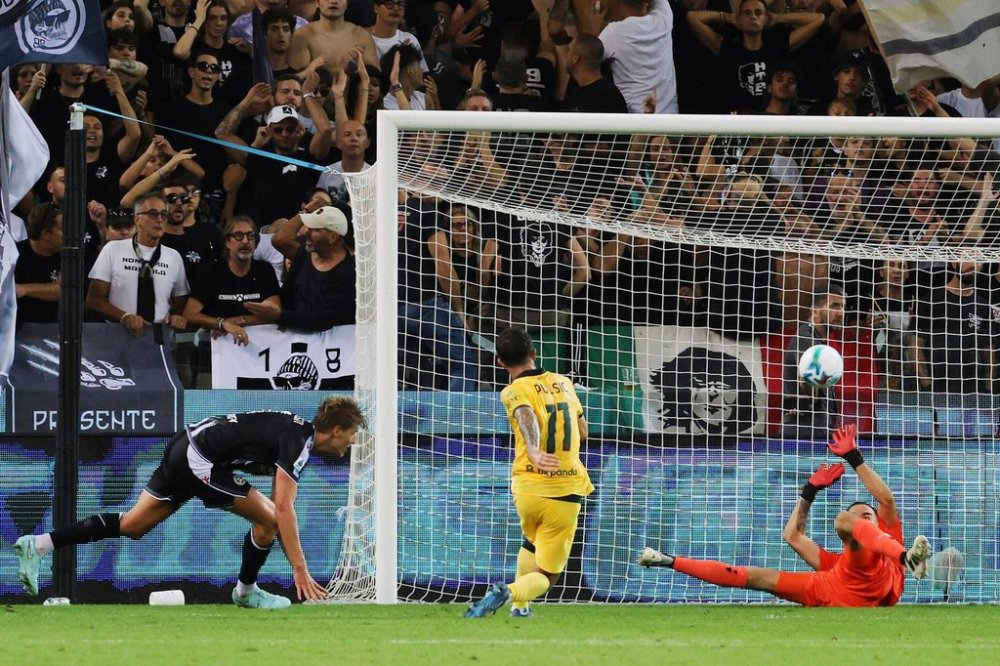 AC Milan's Christian Pulisic, center, scores during the Serie A soccer match between Udinese and AC Milan at the Bluenergy Stadium in Udine, Italy, Saturday, Sept. 20, 2025. (Andrea Bressanutti/LaPresse via AP)