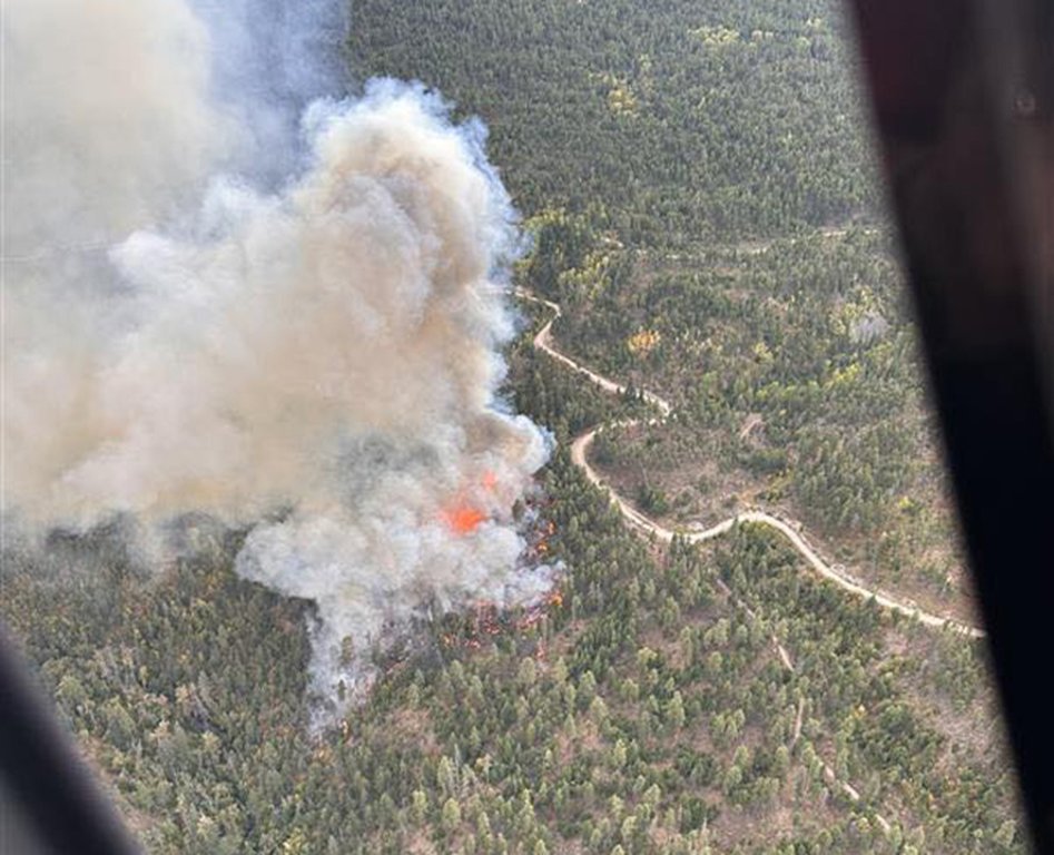 The Munro Lake wildfire burns near Peachland, B.C. in this Thursday, Sept. 25, 2025. handout photo. THE CANADIAN PRESS/Handout - B.C. Wildfire Service (Mandatory Credit)