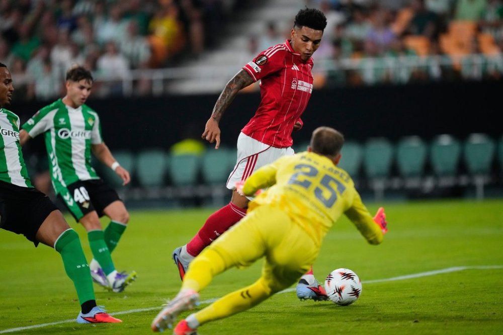 Nottingham Forest's Igor Jesus scores during the Europa League soccer match between Real Betis and Nottingham Forest in Seville, Spain, Wednesday, Sept. 24, 2025. (AP Photo/Jose Breton)