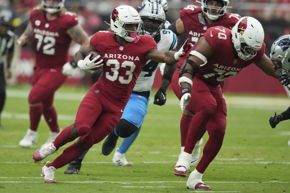 Arizona Cardinals running back Trey Benson (33) runs against the Carolina Panthers during the first half of an NFL football game, Sunday, Sept. 14, 2025, in Glendale, Ariz. (AP Photo/Rick Scuteri)