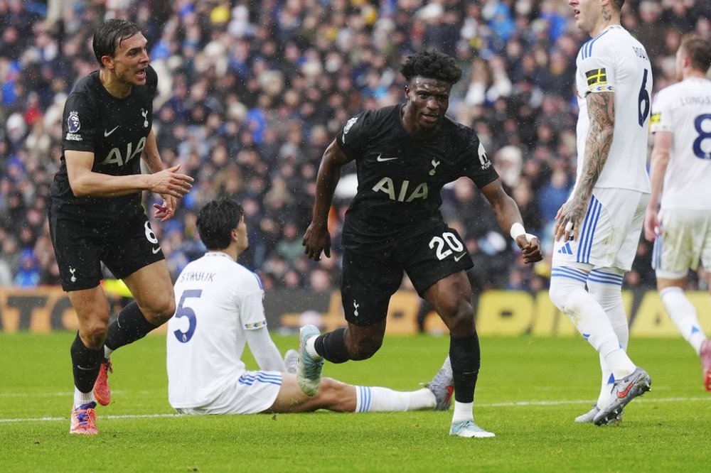 Tottenham Hotspur's Mohammed Kudus, right, celebrates scoring during the English Premier League soccer match at between Leeds United and Tottenham Hotspur at Elland Road, Leeds, England, Saturday Oct. 4, 2025. (Owen Humphreys/PA via AP)