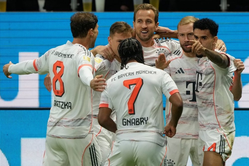 Bayern' s Luis Diaz , right, celebrates with team mates Leon Goretzka, from left, Serge Gnabry, Joshua Kimmich, Harry Kane, Konrad Laimer after scoring his side's opening goal during the Bundesliga soccer match between Eintracht Frankfurt and FC Bayern Munich in Frankfurt, Germany, Saturday, Oct. 4, 2025. (AP Photo/Michael Probst)