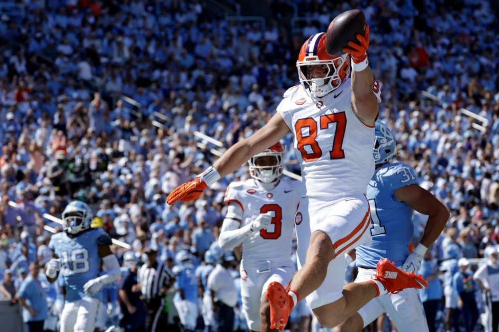 Clemson tight end Christian Bentancur (87) scores a touchdown during the first half of an NCAA college football game against North Carolina, Saturday, Oct. 4, 2025, in Chapel Hill, N.C. (AP Photo/Chris Seward)