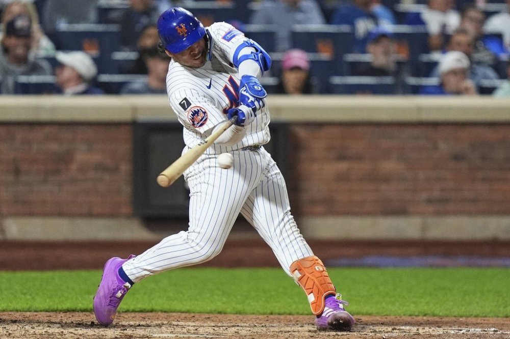 New York Mets' Francisco Alvarez hits a home run during the seventh inning of a baseball game against the San Diego Padres Wednesday, Sept. 17, 2025, in New York. (AP Photo/Frank Franklin II)